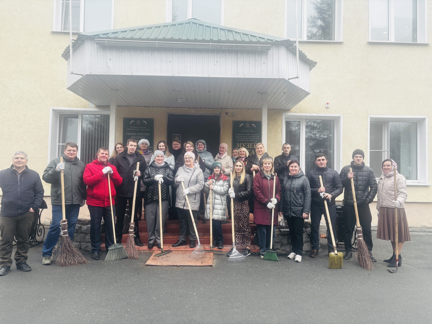 Сотрудники Министерства провели субботник в рамках месячника по благоустройству  
