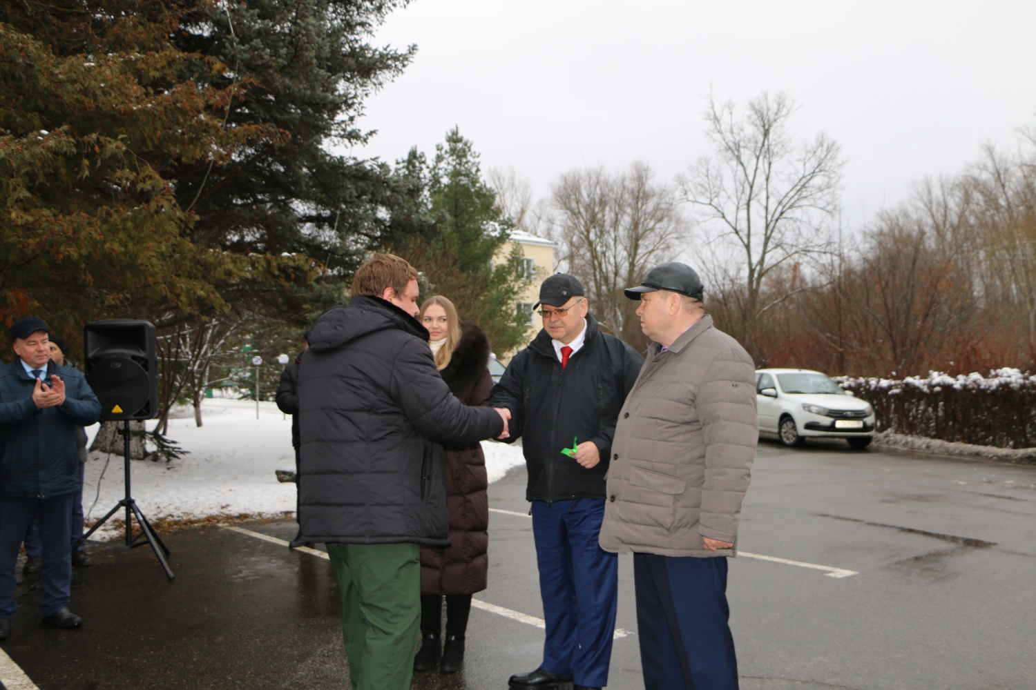 Олег Мельниченко передал ключи от новой лесопожарной техники и оборудования 
