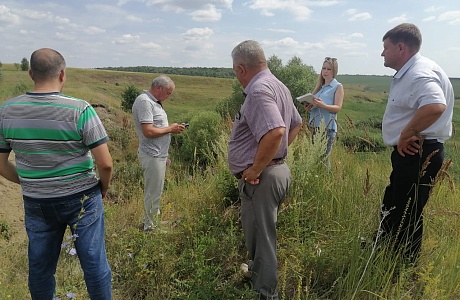 Провели  обследование гидротехнического сооружения пруда  на балке Поганая у с. Старотрехсвятское Иссинского района 