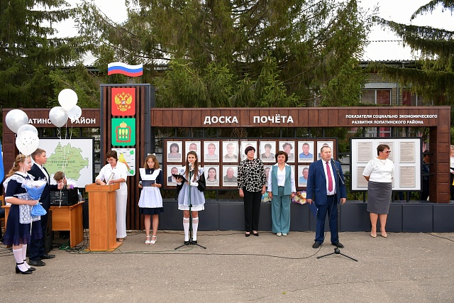 Ришат Алтынбаев поздравил учащихся с Днем знаний