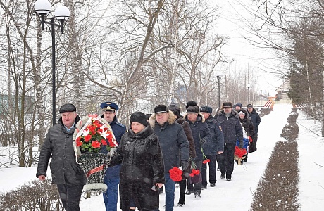 Ришат Алтынбаев принял участие в торжественном митинге в Лопатинском районе Ришат Алтынбаев принял участие в торжественном митинге в Лопатинском районе