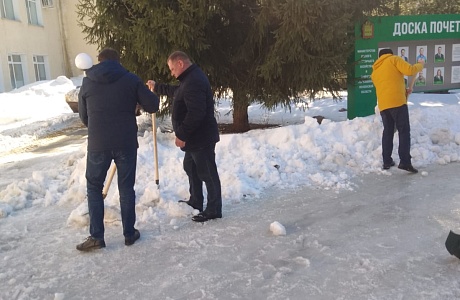 Сотрудники Министерства вышли на уборку снега
