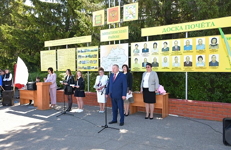 Ришат Алтынбаев поздравил выпускников с Последним звонком Ришат Алтынбаев поздравил выпускников с Последним звонком